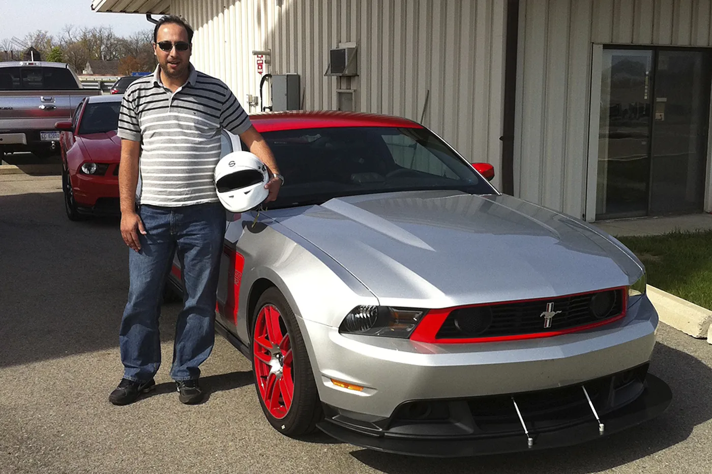 Instrutor e aluno ao lado de um Mustang preparado antes da sessão em pista